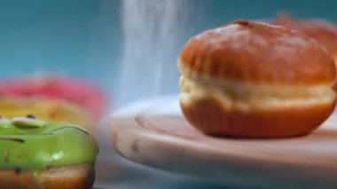 Şeker serpilir dönen krem çörekler