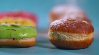 Renkli donut ile taze krema buns