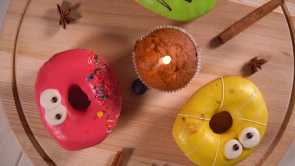 Três divertidos donuts coloridos com rostos — Vídeo de Stock