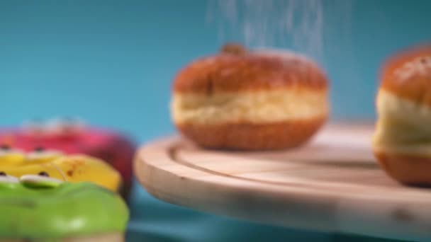 Versgebakken crème broodjes wordt besprenkeld — Stockvideo