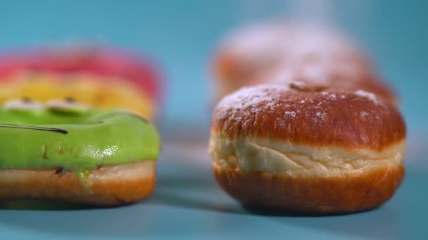 Pães de creme frescos com donuts coloridos — Vídeo de Stock