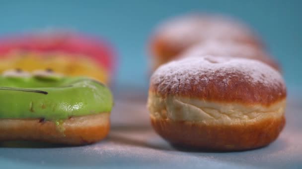 Gelagem de açúcar em um pão de creme fresco — Vídeo de Stock