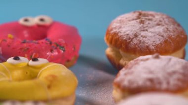 Parlak renkli buzlu donuts ve taze krem çörekler