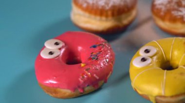 Gözleri parlak renkli donut