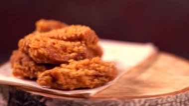 Ahşap döner üzerinde kızarmış tavuk kanadı batırdın