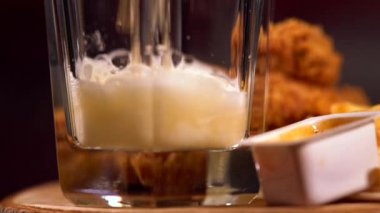 Bir kadeh köpüklü bira veya lager dökme
