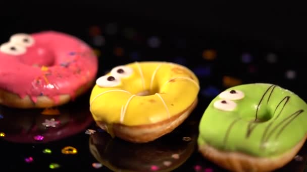 Tres coloridas rosquillas de anillo helado giratorias — Vídeos de Stock