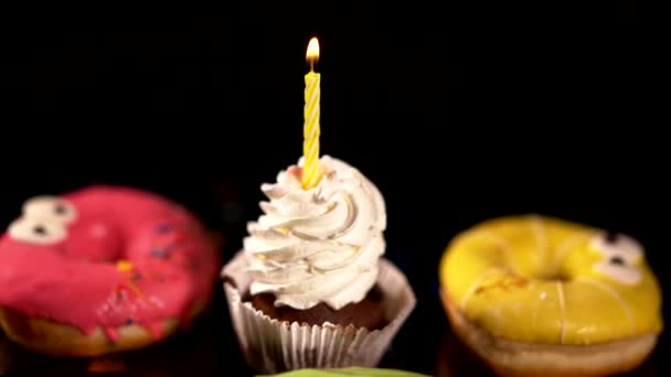 Geburtstagskerze brennt auf leckerem Cupcake