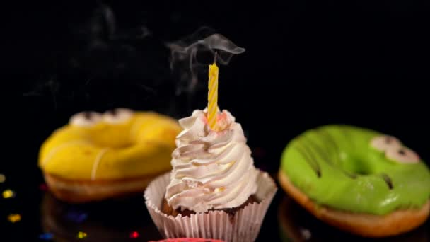 Magdalena de cumpleaños con vela encendida — Vídeos de Stock