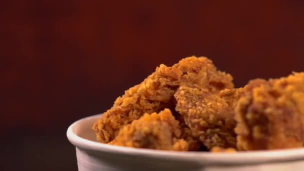 Banheira Takeaway cheia de pedaços de frango ralado — Vídeo de Stock