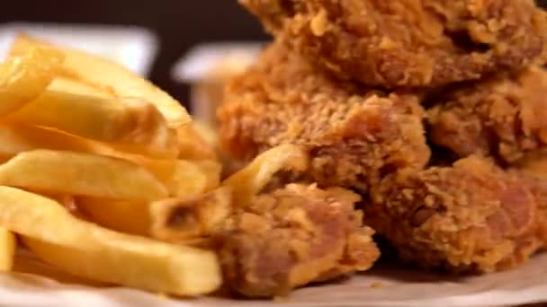 Stekt kyckling nuggets och potatischips — Stockvideo