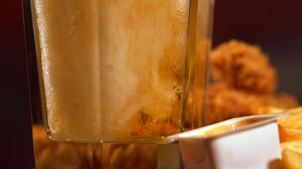 Verter cerveza en un vaso de cerveza dorada — Vídeos de Stock
