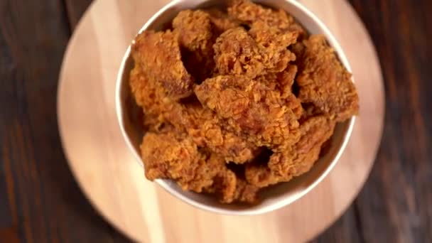 Vasca da asporto di ali di pollo fritto sbriciolate — Video Stock