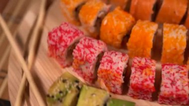 Sushi Bar'da çeşitli taze suşi rulo