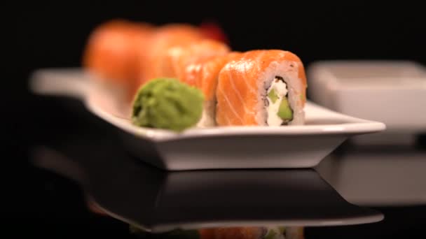 Bitar av California maki sushi på tallrik — Stockvideo