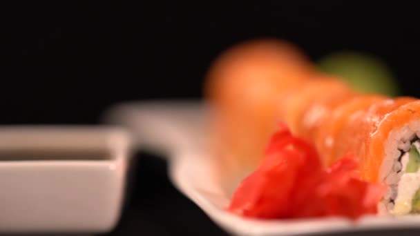 Суши из свежего лосося с соевым соусом и васаби — стоковое видео