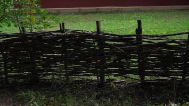 Старый деревенский деревянный забор панорамный вид — стоковое видео