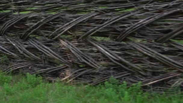 Valla de madera tejida vieja en un campo rural — Vídeo de stock