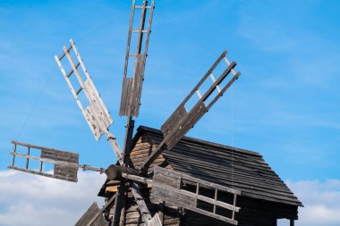 Rüzgar türbini görünümü üzerinde mavi gökyüzü karşı eski ahşap fırıldak kadar kapatın