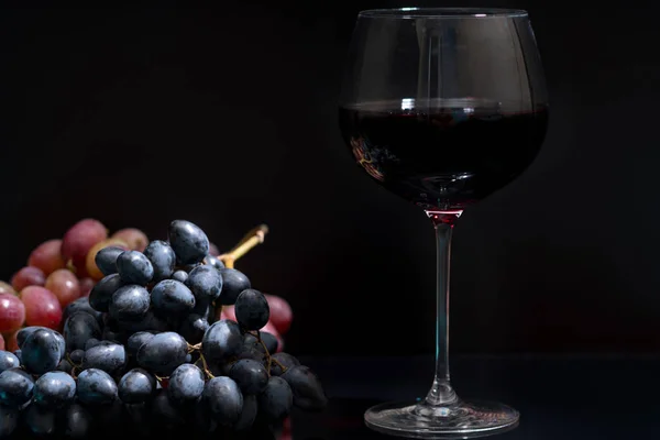 Glass Red Wine Alongside Bunches Fresh Grapes Dark Background Copy — Stock Photo, Image