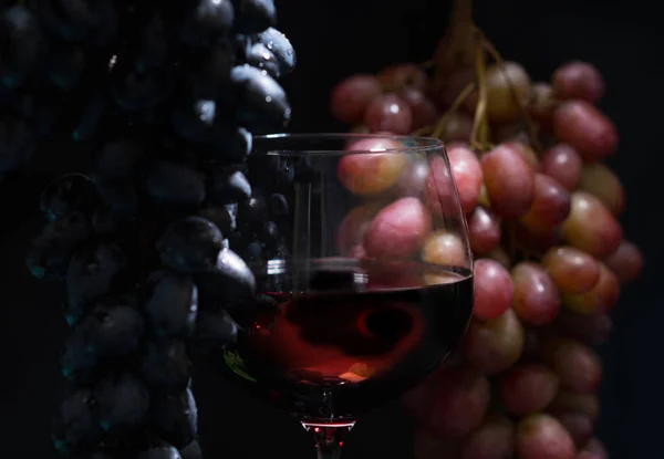 Glass Red Wine Bunches Red Black Grapes Close View Concept — Stock Photo, Image