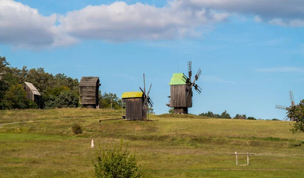 Paisaje Con Viejos Molinos Madera Prado Día Soleado — Foto de Stock