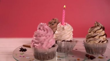 Kremsi buzlanma ile iplik parti cupcakes