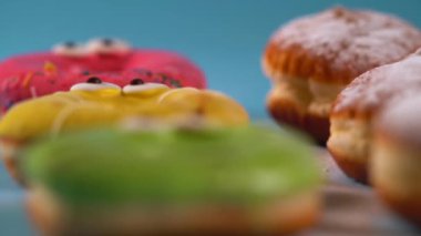 Renkli donut ve kremalı kek arasında kaydırma