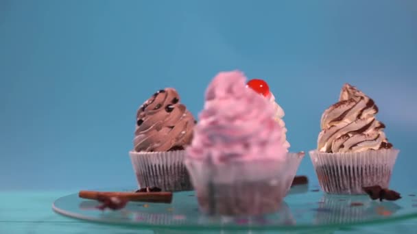 Spinnen von Cupcakes mit aromatischen Gewürzen — Stockvideo