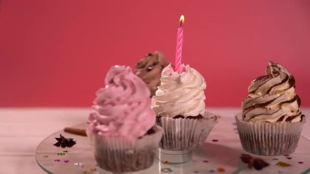 Cupcakes de festa giratória com cobertura cremosa — Vídeo de Stock