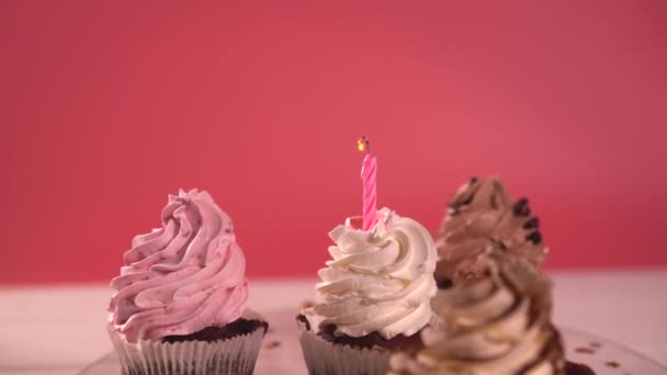 Vereiste Cupcakes auf einem rotierenden Lebensmittelkarussell — Stockvideo