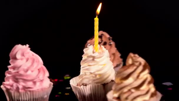 Quattro cupcake decorativi di filatura ghiacciati — Video Stock