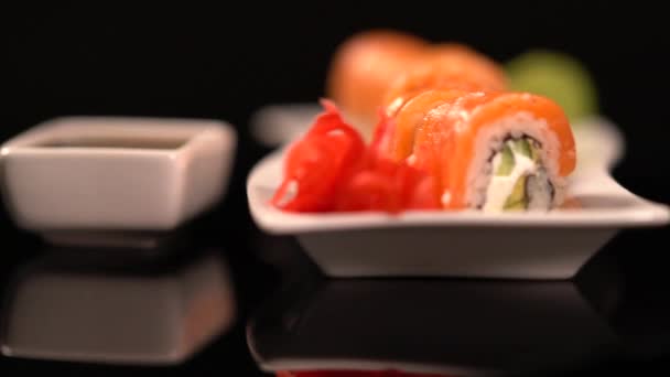 Тарелка свежих суши из лосося с соевым соусом — стоковое видео