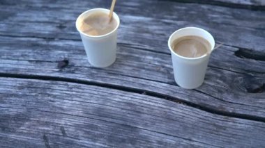 İki bardak sıcak paket servisi olan restoran kahve yüksek açılı görünüş çatlaklar ile eski yıpranmış ahşap masa