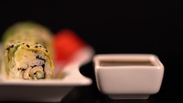 Verse sushi roll te laten vallen in sojasaus — Stockvideo