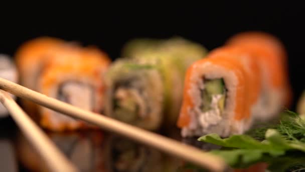 Roterande bricka med blandade färsk sushi rullar — Stockvideo