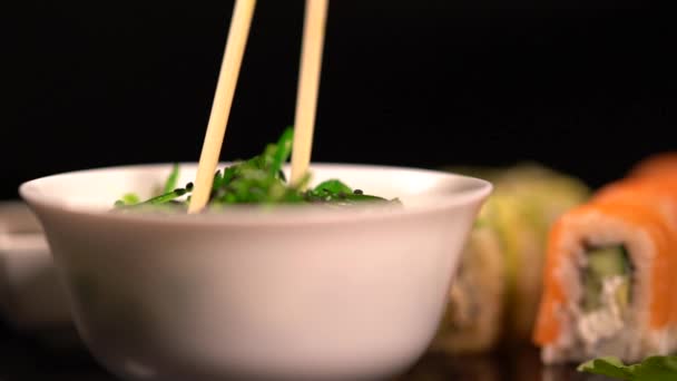 Personne dans un bar à sushis sélectionnant une salade fraîche — Video
