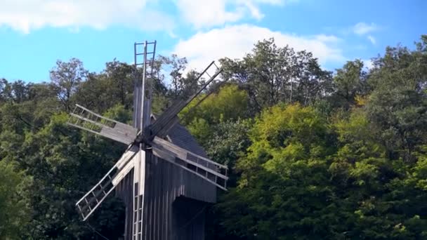 Vecchio mulino a vento in legno nel bosco — Video Stock