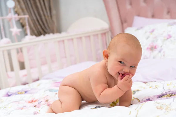 Retrato Bebê Sorridente Bonito Sem Roupas Quatro Cama Dos Pais — Fotografia de Stock