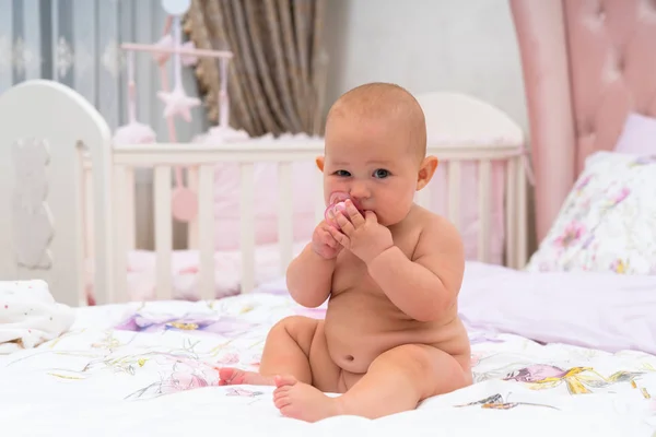 Söt Naken Baby Tittar Kameran Rosa Barnrum Med Babysäng — Stockfoto