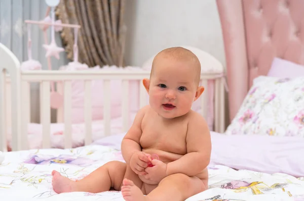 Menina Pequena Amigável Feliz Uma Cama Berçário Com Decoração Rosa — Fotografia de Stock