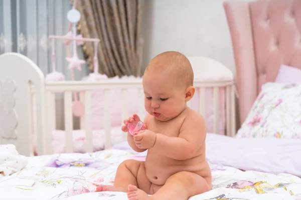 Bebê Bonito Gordinho Olhando Para Câmera Quarto Criança Rosa Com — Fotografia de Stock