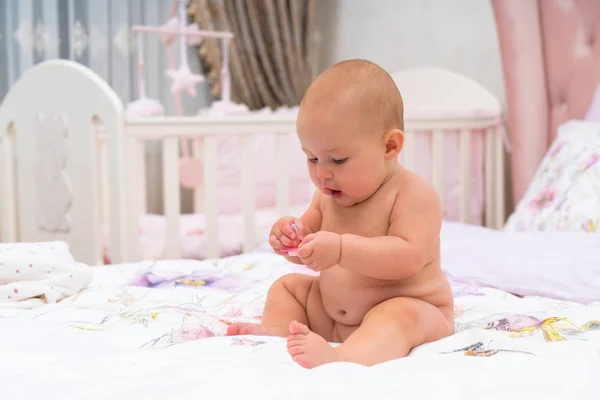 Feliz Gordinha Despida Pequena Menina Brincando Berço Berçário Retrato Perto — Fotografia de Stock