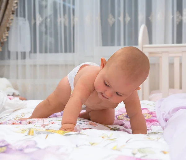 Menina Pequena Uma Fralda Rastejando Uma Cama Berçário Retrato Perto — Fotografia de Stock