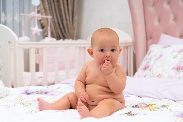 Bebê Bonito Gordinho Olhando Para Câmera Quarto Criança Rosa Com — Fotografia de Stock