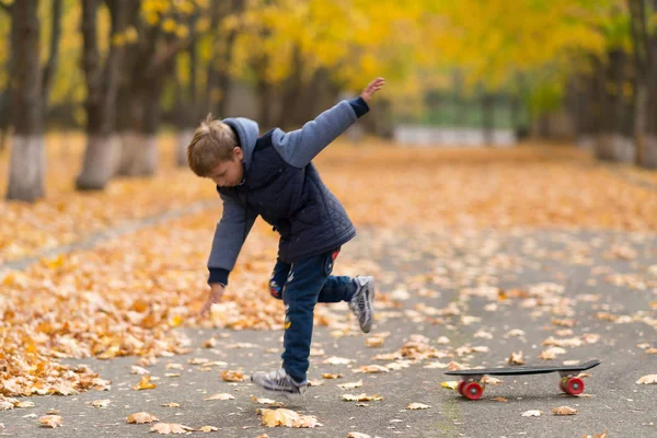 Menino Salta Seu Skate Enquanto Aprende Andar Passarela Parque Coberta — Fotografia de Stock