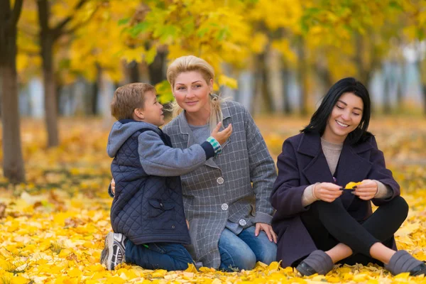 Šťastné Stejného Pohlaví Ženské Dvojice Jejich Syn Podzimní Park Nastavení — Stock fotografie