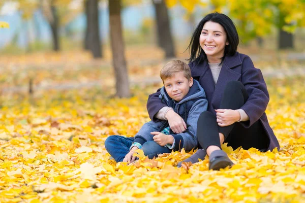 Una Madre Hijo Felices Contentos Sentados Parque Ciudad Entre Hojas —  Fotos de Stock