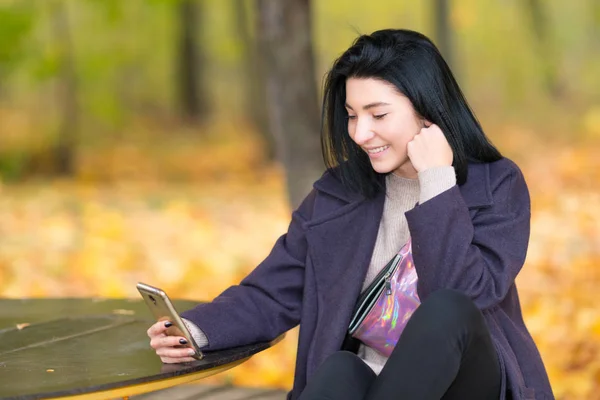 Jeune Femme Assise Dans Parc Automne Une Table Rustique Plein — Photo