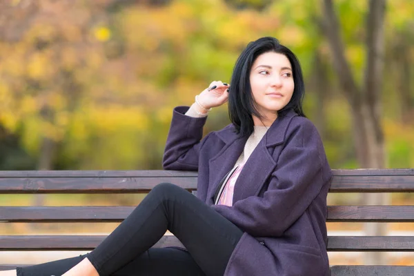 Attractive Trendy Young Woman Autumn Park Sitting Relaxing Bench Looking — Stock Photo, Image